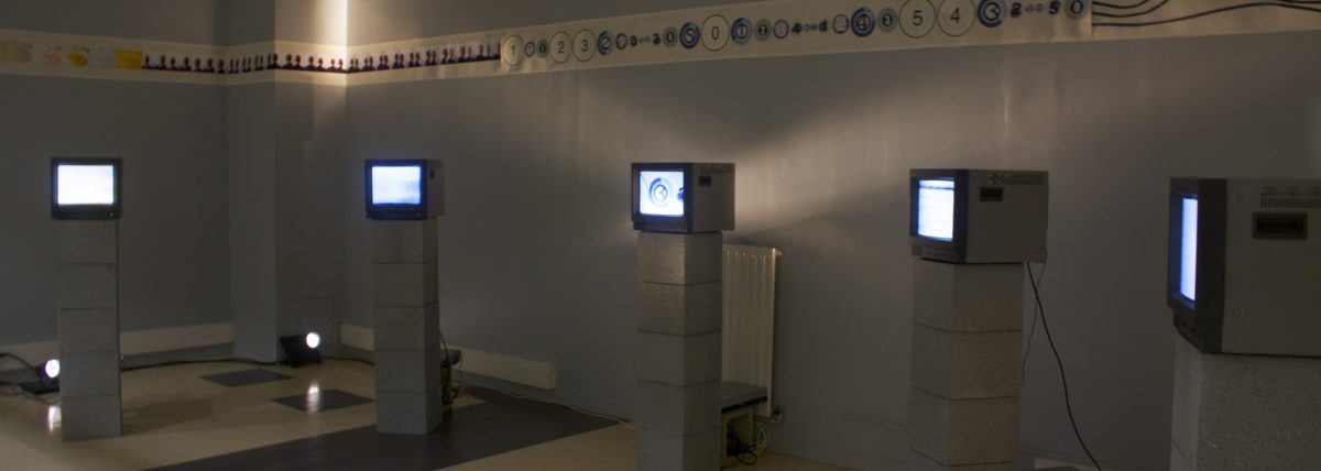 Installation JOUER À , Maison de l'université, Rouen, 5 moniteurs, 5 vidéos en boucle 
photos, dessins, collage