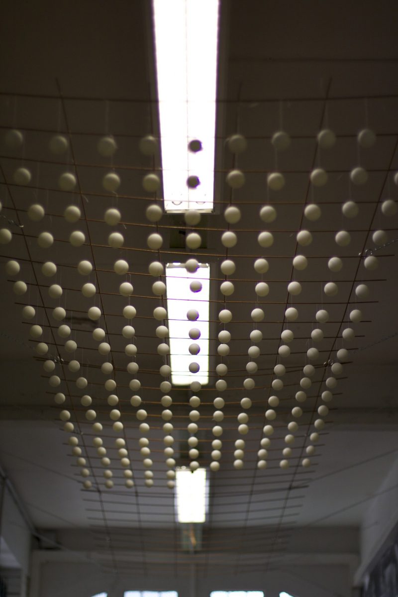 Installation - vidéo 2’37’’ en boucle, 400 balles de ping pong